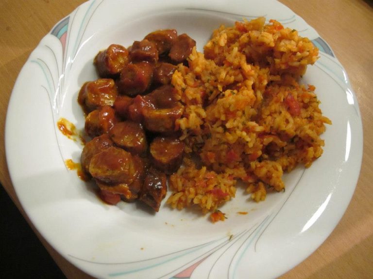 Currywurst mit Gemüsereis