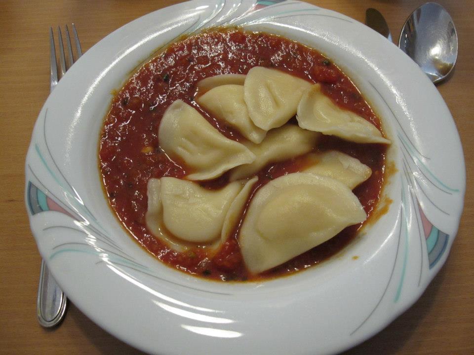 Pierogi mit Tomatensoße
