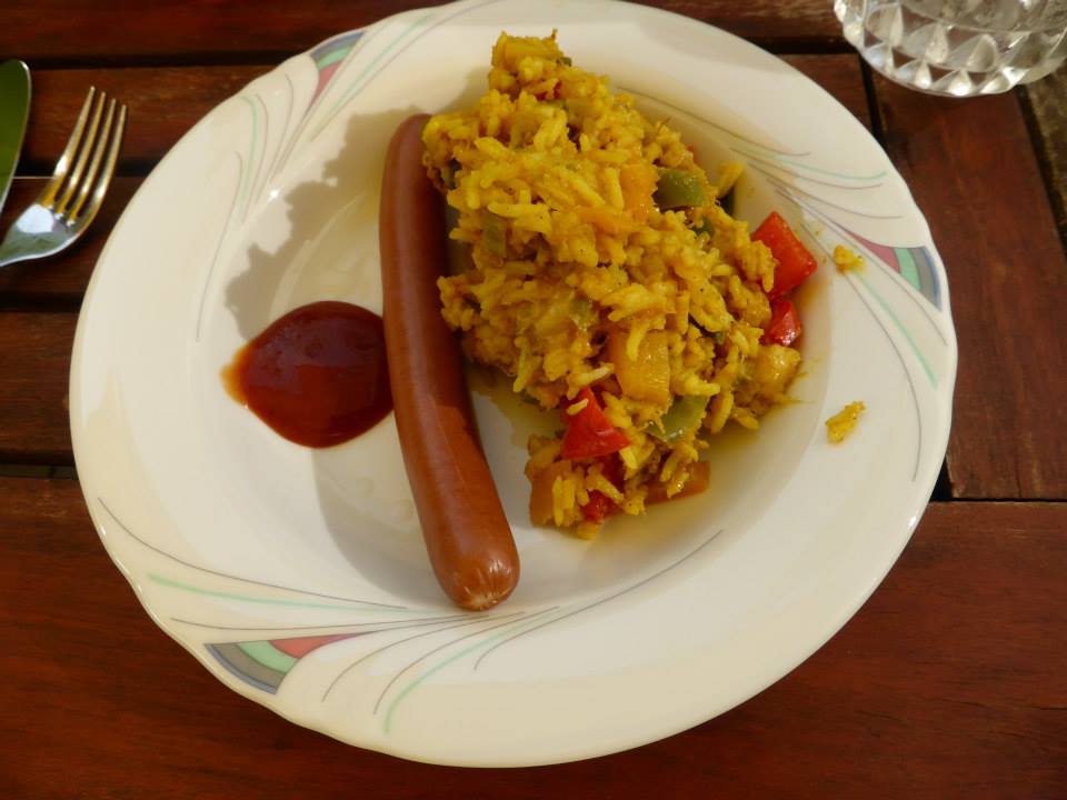 Reissalat (Curry-Banane) mit Würstchen