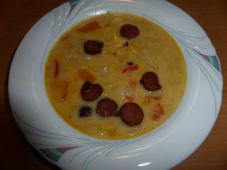 Zwiebel-Rahmsuppe mit Mettenden