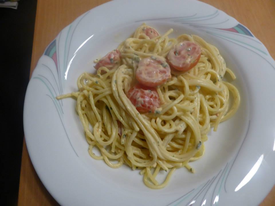 Spaghetti mit marinierten Tomaten in Frischkäse - Rezeptfamilie