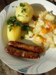 Gemueseragout mit Kartoffeln und Bratwurst