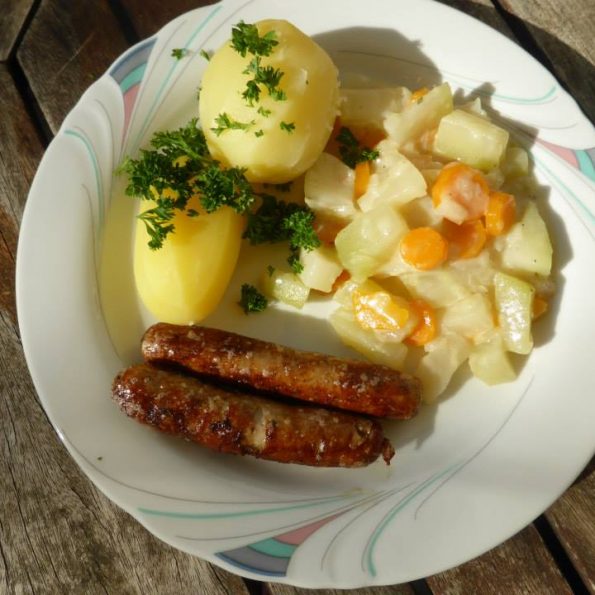 Gemueseragout mit Kartoffeln und Bratwurst