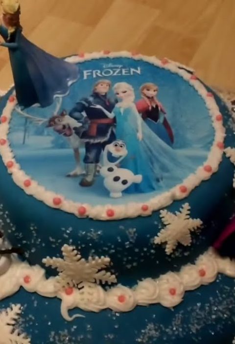 Frozen Torte - Eiskönigin Geburtstagstorte mit Fondant - Rezeptfamilie