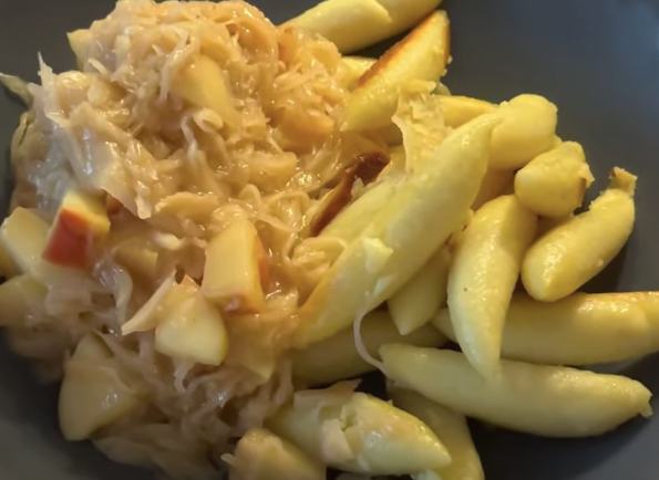 Anrichten von Apfelkraut mit Schupfnudeln - Rezeptfamilie