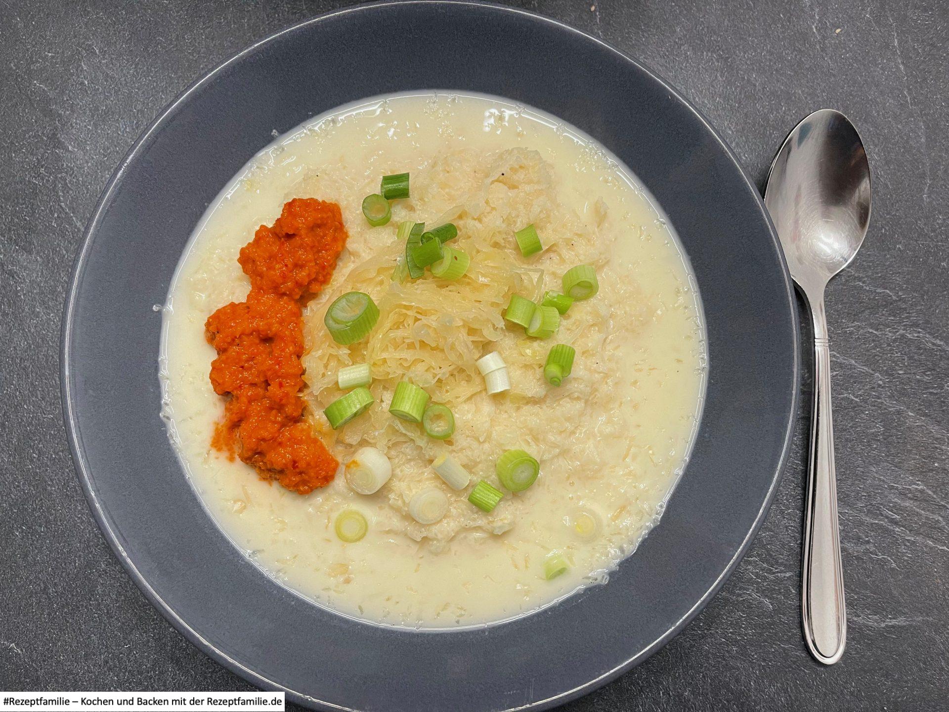 Rezepte 8 Sauerkrautsuppe mit Frühlingszwiebeln und Paprikapüree - Rezeptfamilie