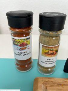 emolino Genuss - 5 Gewürze und Wildschweinfleischsalami 12 Cayenne Pfeffer gemahlen und Fisch Premium Gewürzmischung - 5 Gewürze und Wildschweinfleischsalami von emolinoGenuss.- getestet von Videoleben von Familyeller - Rezeptfamilie