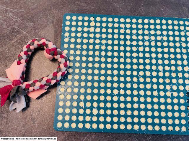 gefüllte Backmatte - Parmesan Leckerlis - Rezept von Doggi-Dog.com präsentiert von Rezeptfamilie