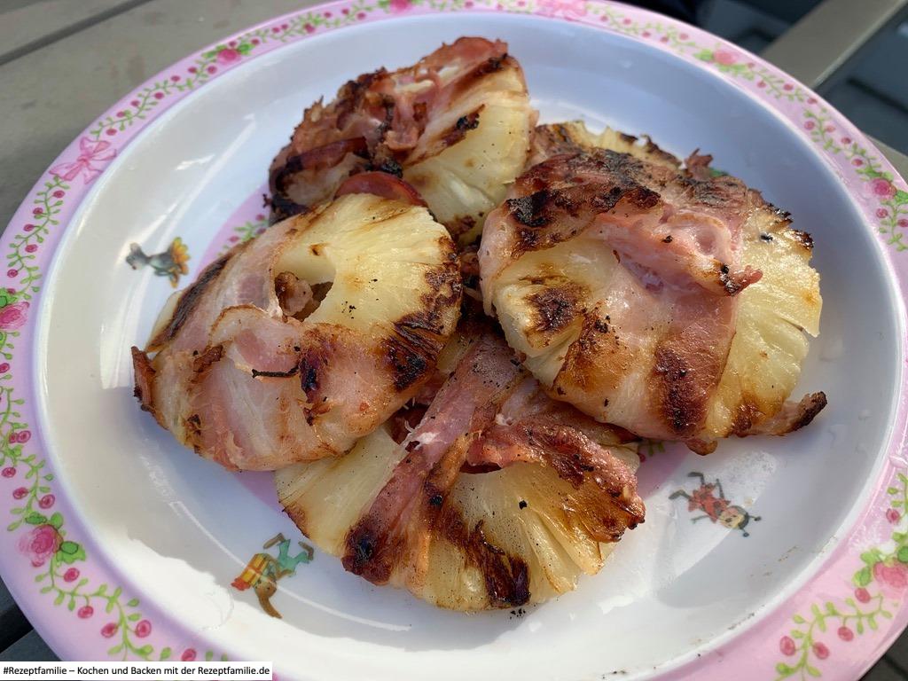 Ananas mit Bacon vom Grill - 6 Portionen 2 Ananas mit Bacon vom Grill - präsentiert von der Rezeptfamilie von Familyeller