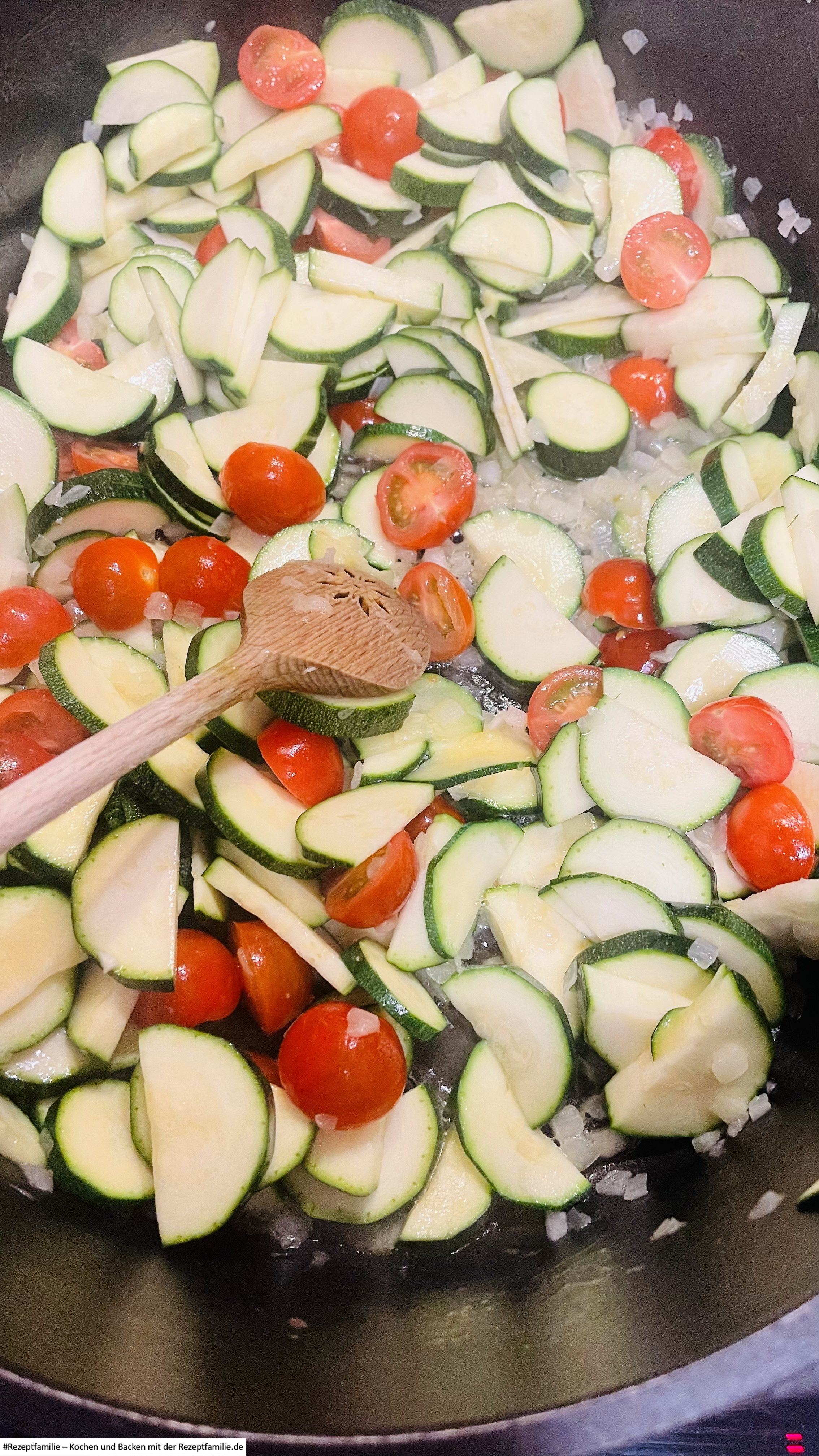 Gemüse im Bräter - Zucchini-Reis-Pfanne mit Hähnchenschnitzel mediterran - Rezeptfamilie von Familyeller