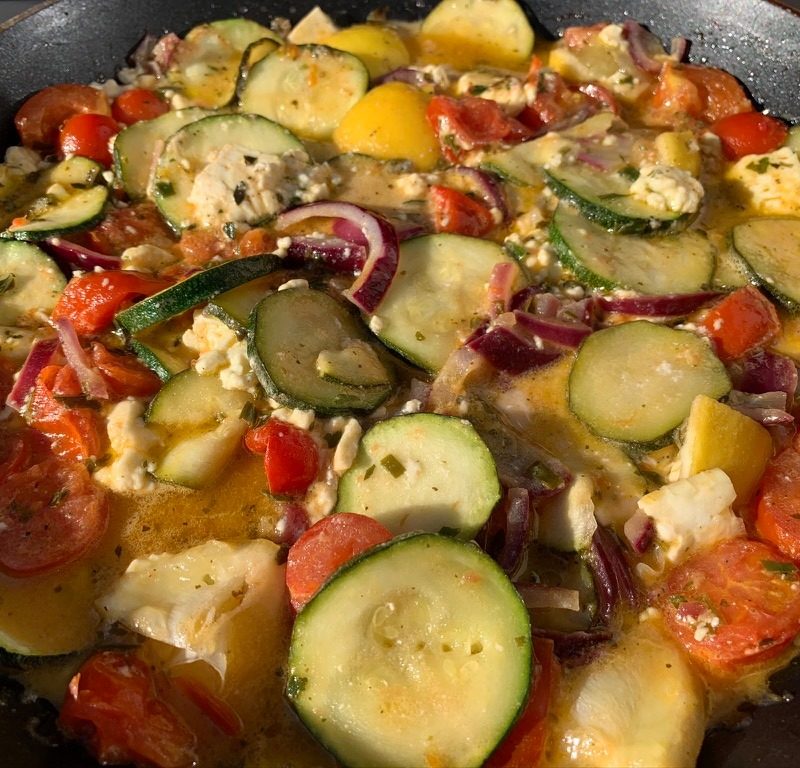 Grillgemüse mit Schafskäse und Honig aus der Grillpfanne - 4 Portionen 8 Grillgemüse mit Schafskäse und Honig aus der Grillpfanne - präsentiert von der Rezeptfamilie von Familyeller