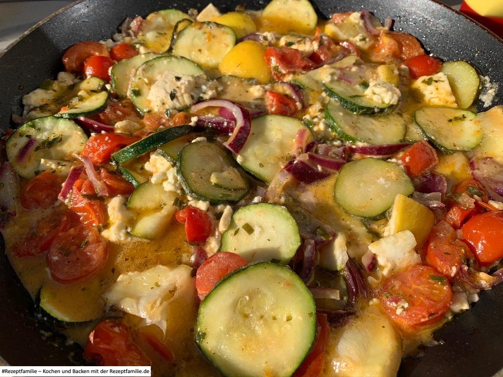 Grillgemüse mit Schafskäse und Honig aus der Grillpfanne - 4 Portionen 2 Grillgemüse mit Schafskäse und Honig aus der Grillpfanne - präsentiert von der Rezeptfamilie von Familyeller