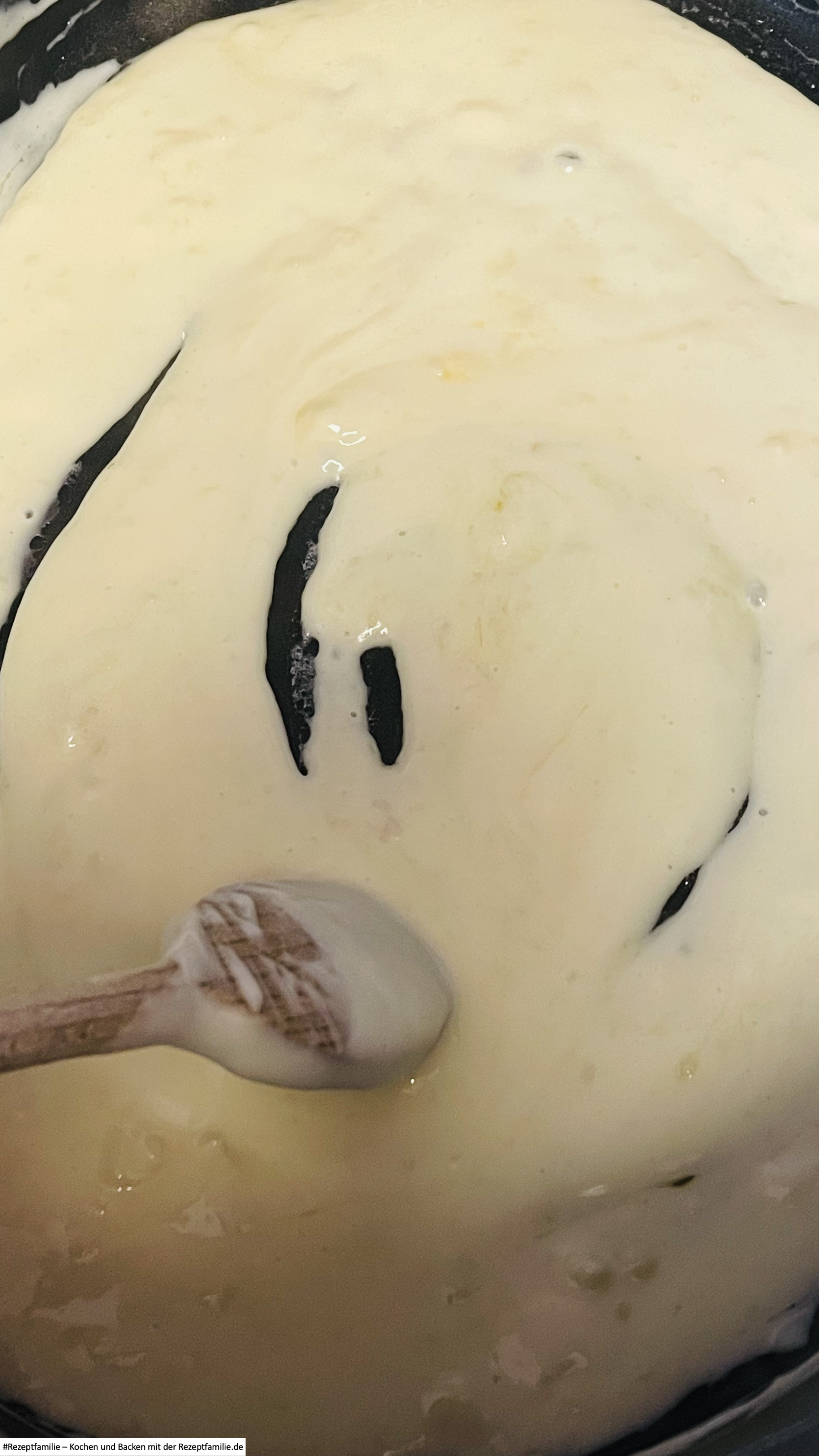 Sauce in die Pfanne geben - Blumenkohl-Broccoli-Pfanne - Rezeptfamilie von Familyeller