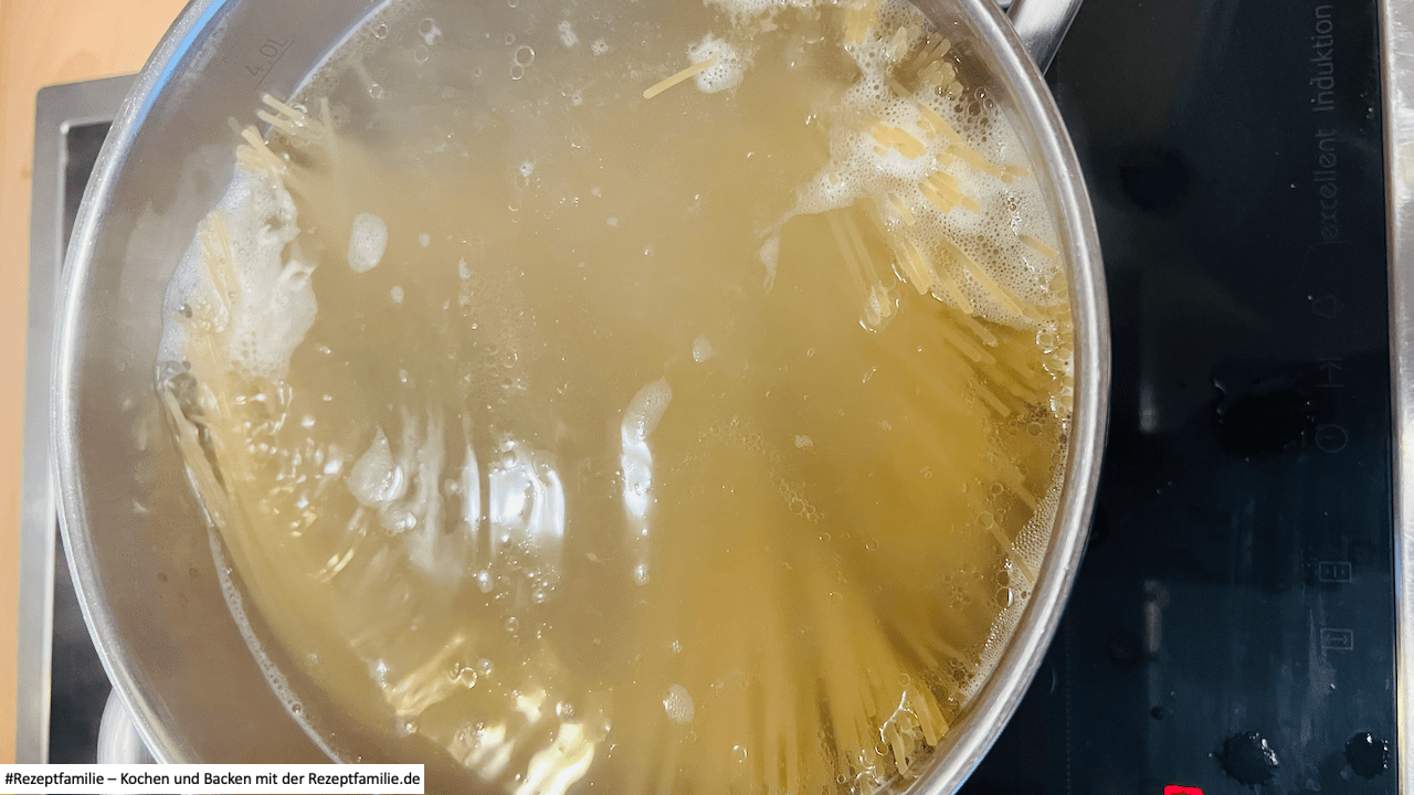 Nudeln kochen Hot Dog Spagetti - Rezeptfamilie von Familyeller