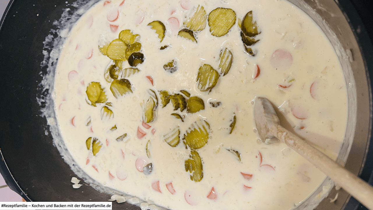 Sahne und Gurken hinzufügen Hot Dog Spagetti - Rezeptfamilie von Familyeller