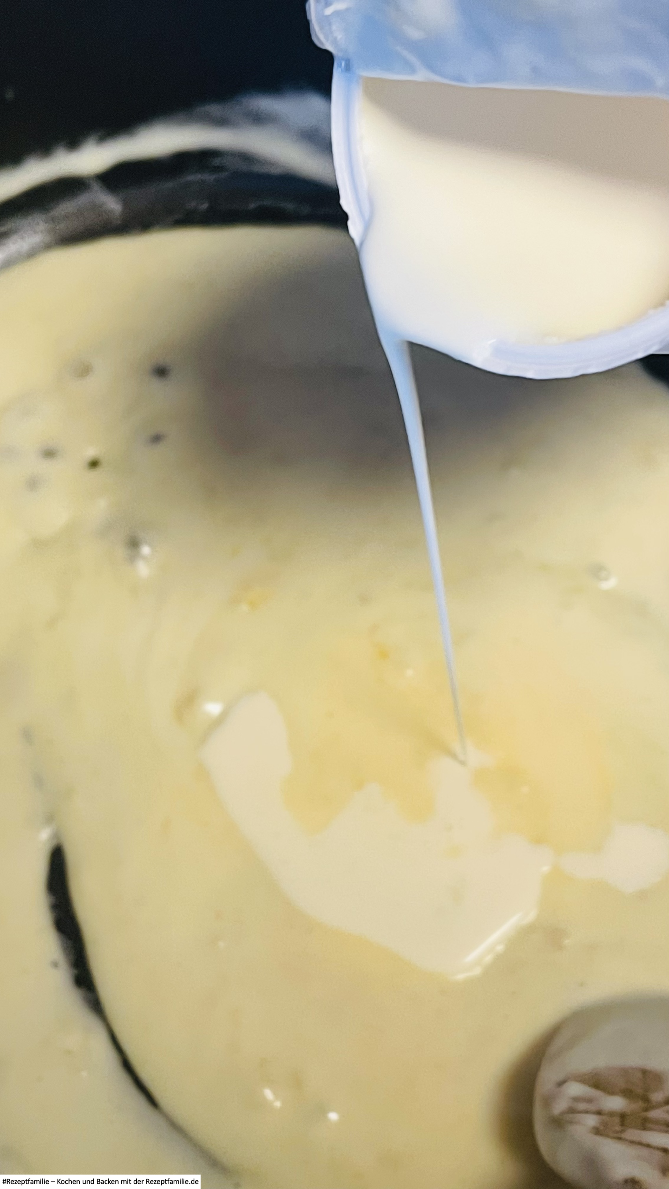 Sauce in die Pfanne geben - Blumenkohl-Broccoli-Pfanne - Rezeptfamilie von Familyeller