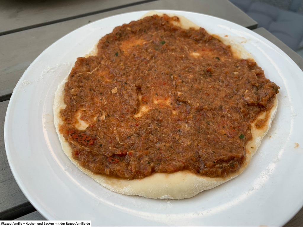 Türkische Pizza vom Grill ohne Belag - präsentiert von der Rezeptfamilie