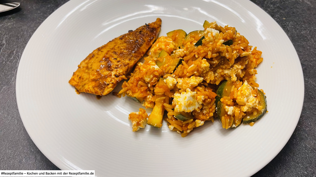 Zucchini-Reis-Pfanne mit Hähnchenschnitzel mediterran - 5 Portionen 2 Zucchini-Reis-Pfanne mit Hähnchenschnitzel mediterran - Rezeptfamilie von Familyeller