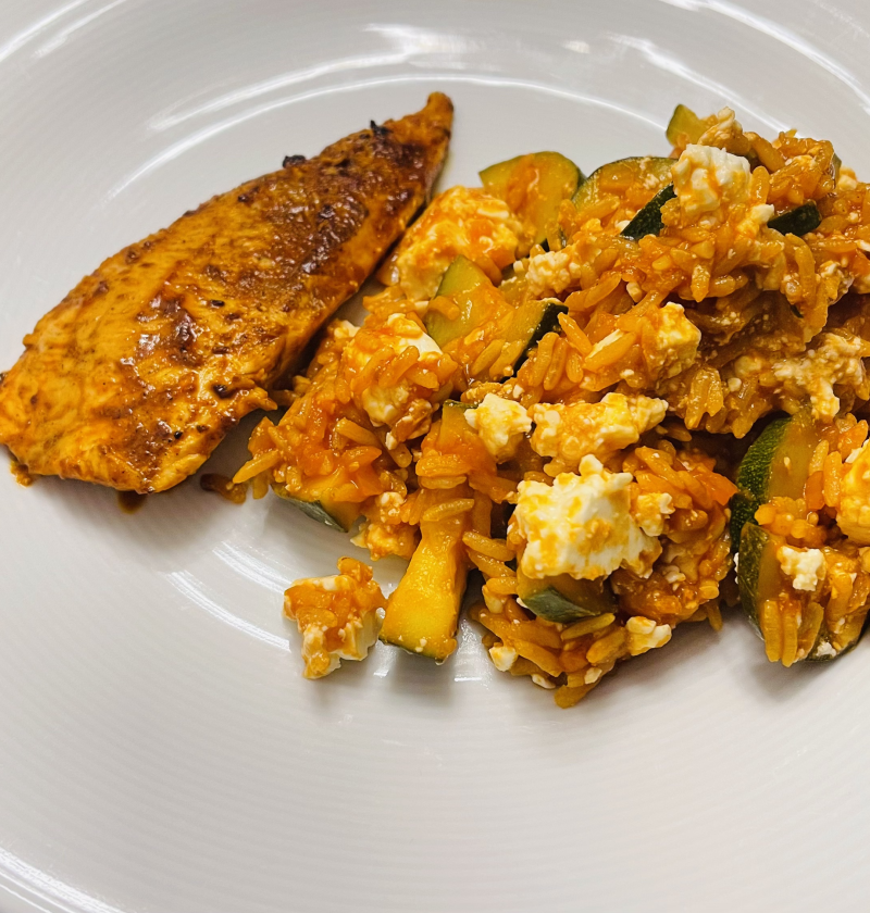Zucchini-Reis-Pfanne mit Hähnchenschnitzel mediterran - Rezeptfamilie von Familyeller
