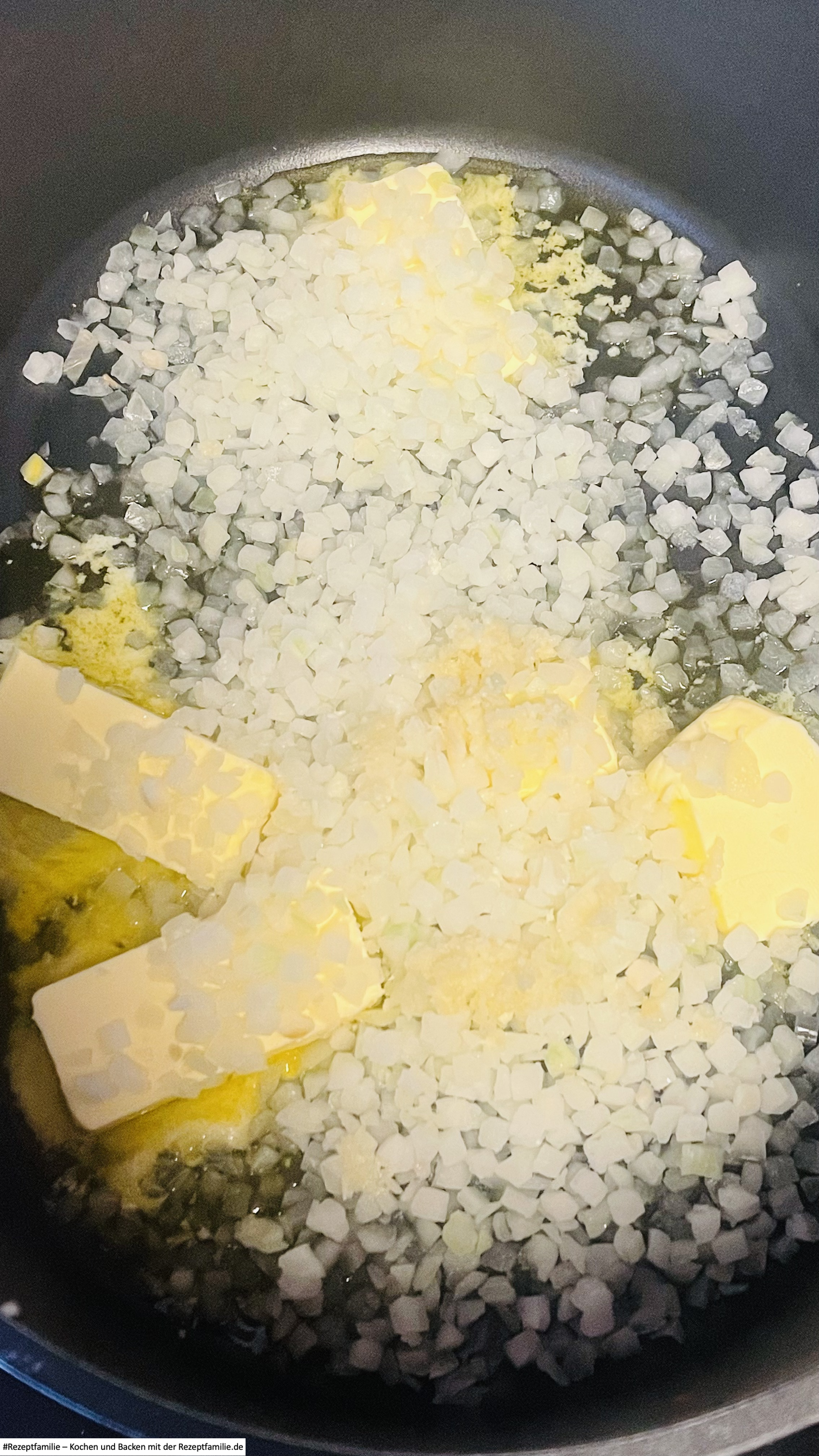 Zwiebeln anbraten für Mac-Cheese mit Spinat für 8 - Rezeptfamilie von Familyeller