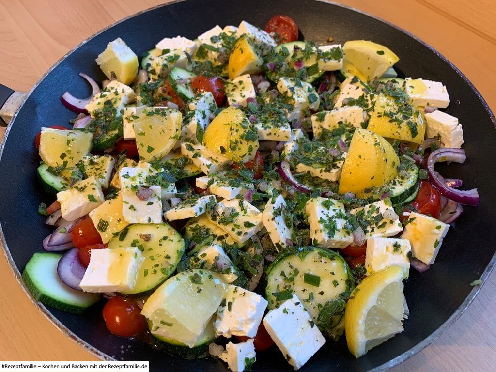 alles vorbereitet für Grillgemüse mit Schafskäse und Honig aus der Grillpfanne - präsentiert von der Rezeptfamilie von Familyeller