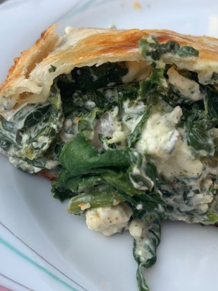 Rezepte 8 angeschnittene Blattspinatrolle mit Feta vom Grill - präsentiert von der Rezeptfamilie
