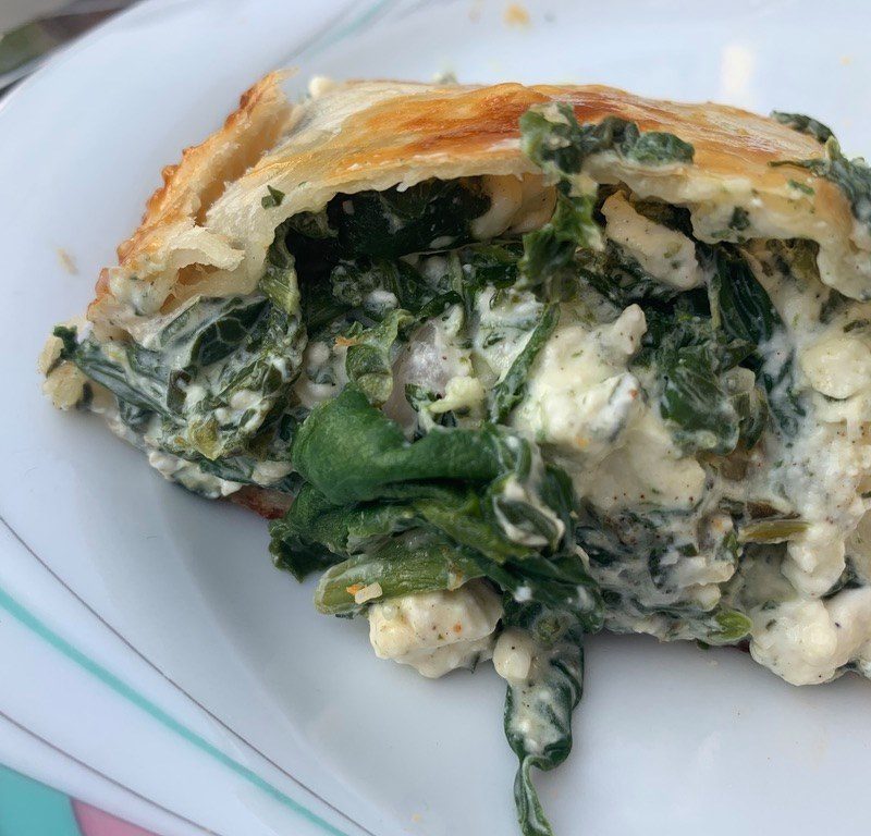 Blattspinatrolle mit Feta vom Grill für 6 5 angeschnittene Blattspinatrolle mit Feta vom Grill - präsentiert von der Rezeptfamilie