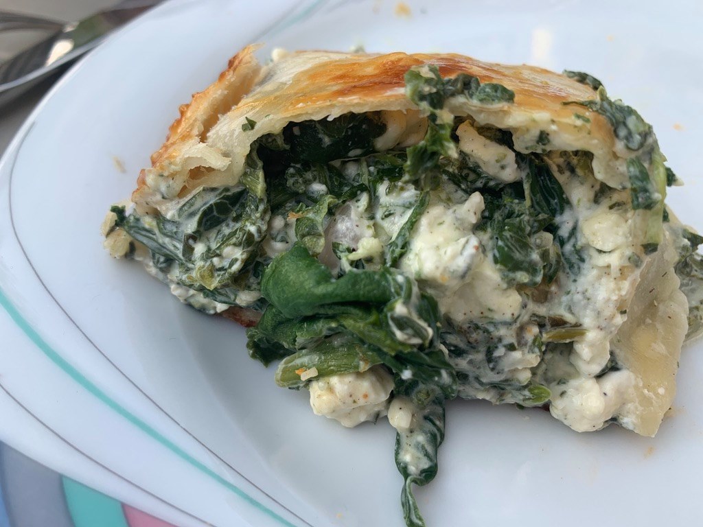 Blattspinatrolle mit Feta vom Grill für 6 2 angeschnittene Blattspinatrolle mit Feta vom Grill - präsentiert von der Rezeptfamilie