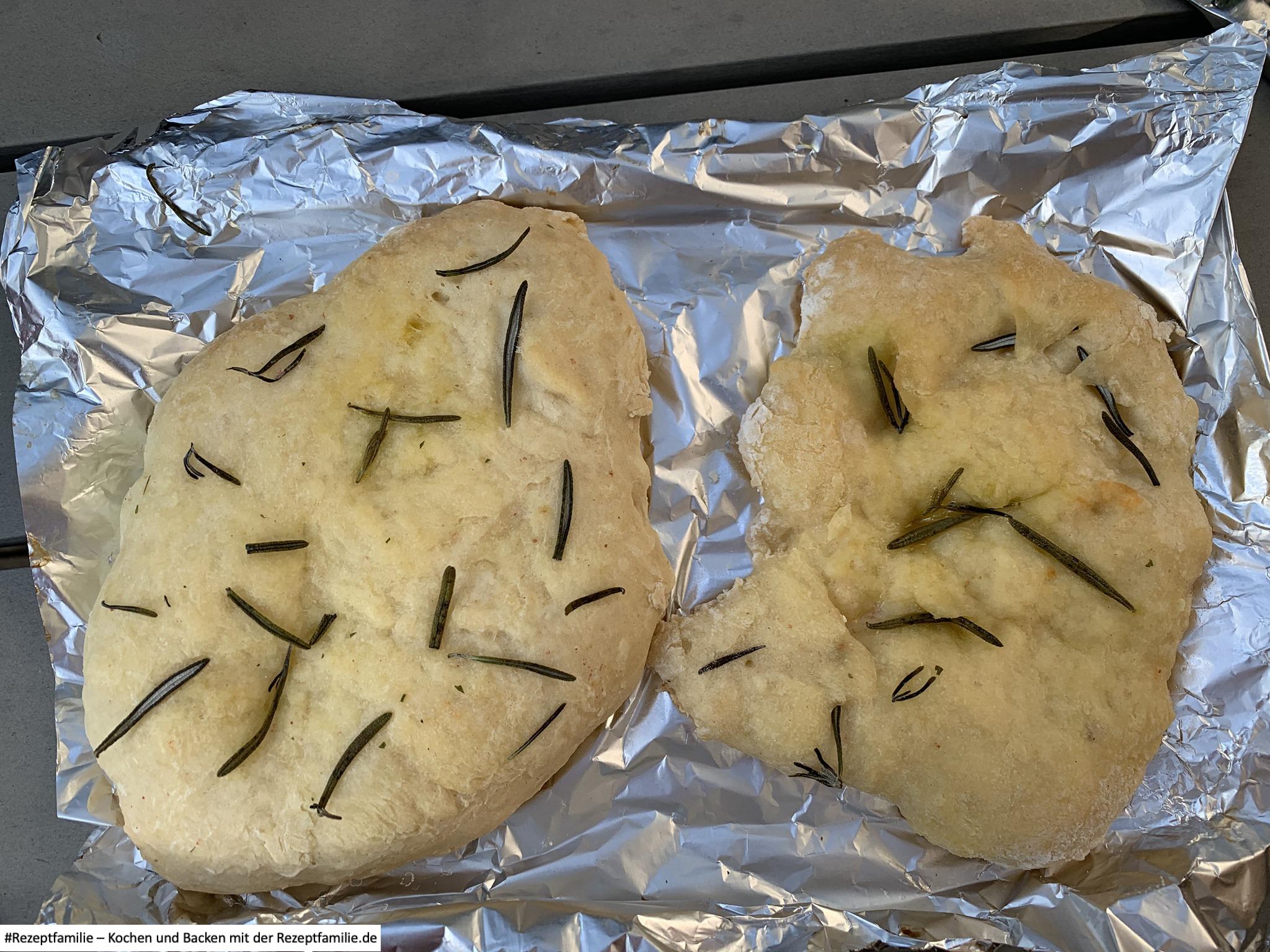 selbst gemachtes Fladenbrot für den Grill mit Rosmarin und Meersalz - präsentiert von der Rezeptfamilie von familyeller