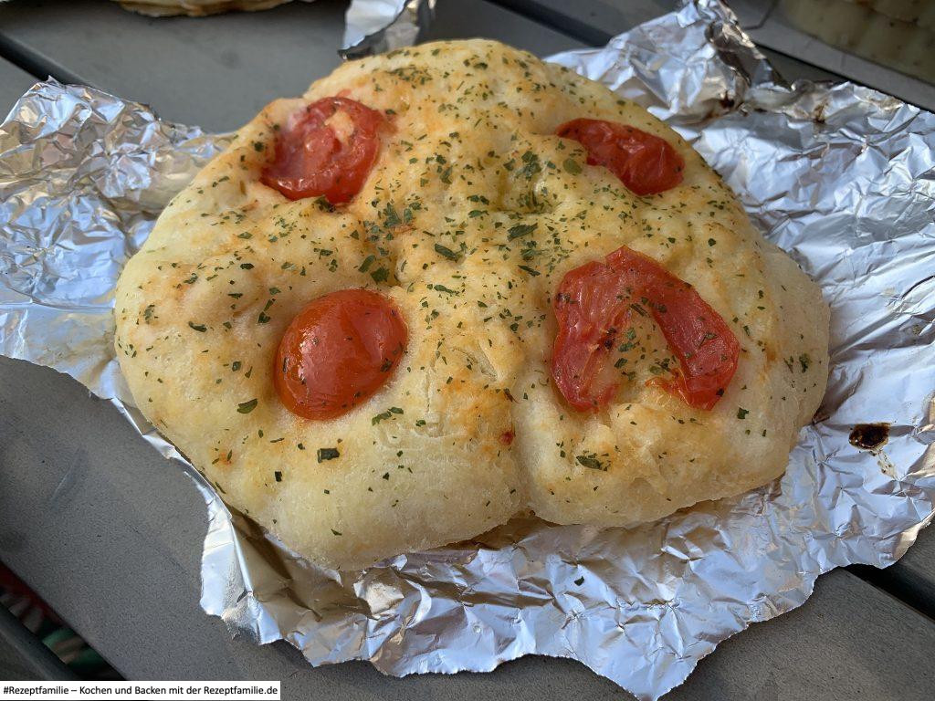 selbst gemachtes Fladenbrot für den Grill - 8 Fladen 2 selbst gemachtes Fladenbrot für den Grill mit Tomaten - präsentiert von der Rezeptfamilie von familyeller