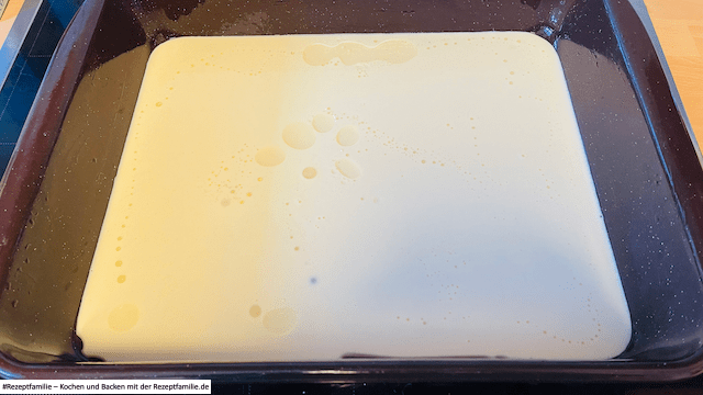 Teig in Auflaufform geben - Ofen-Pfannkuchen für 6 - präsentiert von der Rezetfamilie