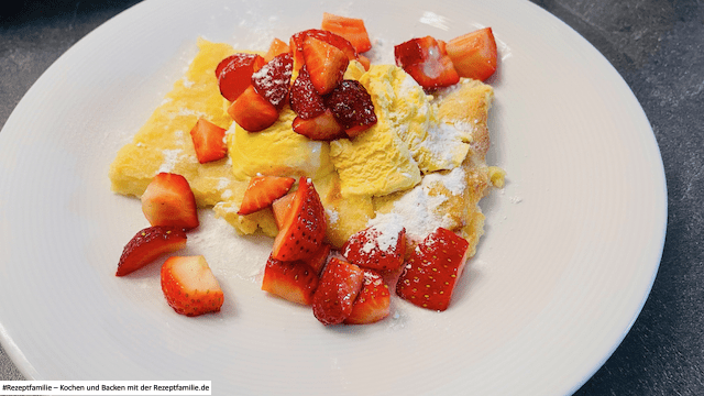 nach Wunsch garnieren und in Stücke schneiden - Ofen-Pfannkuchen für 6 - präsentiert von der Rezetfamilie