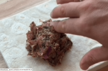 Hackfleischmischung auf die Wraps verteilen - Wrap Kebap - BBQ Trend 2025 - Rezeptfamilie