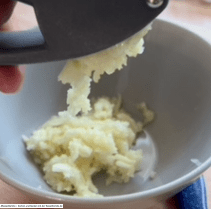 Knoblauch pressen - Wrap Kebap - BBQ Trend 2025 - Rezeptfamilie