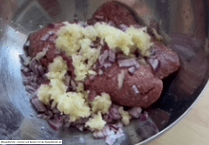 Knoblauch zum Hack hinzugeben - Wrap Kebap - BBQ Trend 2025 - Rezeptfamilie