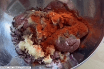 Paprika zur Hackmischung hinzugeben - Wrap Kebap - BBQ Trend 2025 - Rezeptfamilie