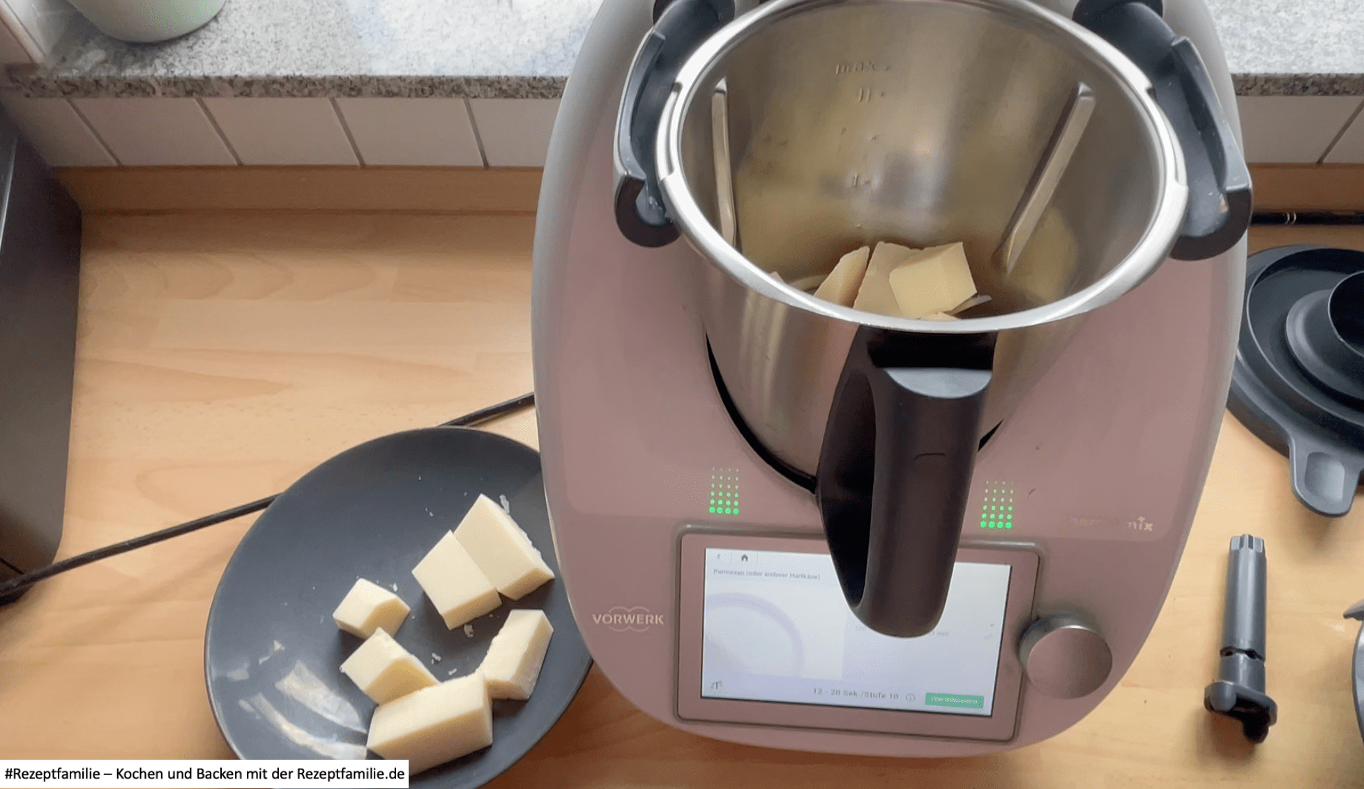Parmesan mit dem Thermomix reiben - Rezeptfamilie