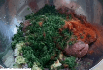 Petersilie zur Hackmischung hinzugeben - Wrap Kebap - BBQ Trend 2025 - Rezeptfamilie