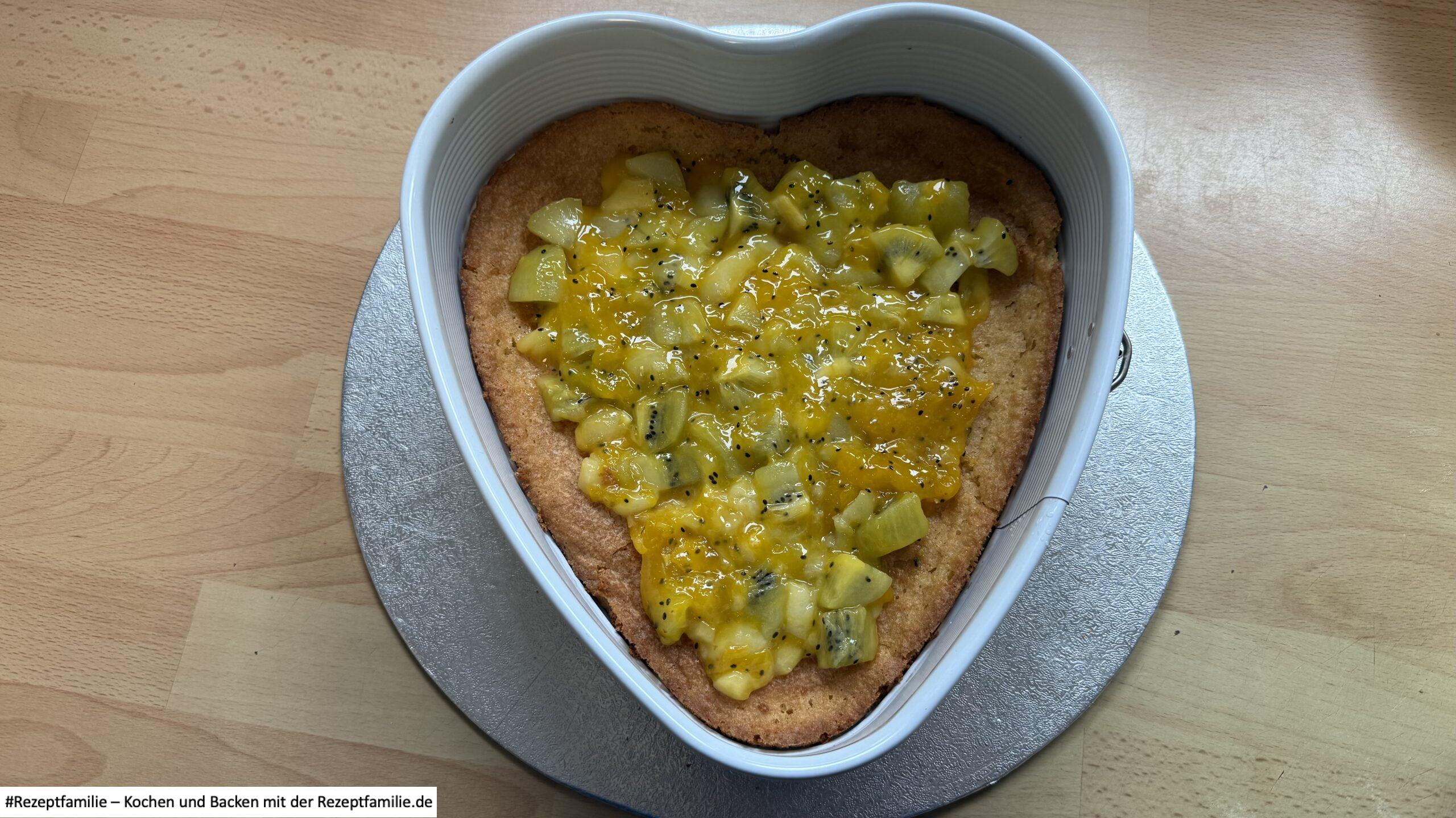 Kiwifüllung in der Springform - Kiwi-Torte - Backen mit der Rezeptfamilie
