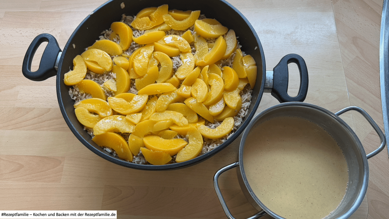 Süßer Hack-Reisauflauf mit Pfirsichen und Soße - Rezeptfamilie