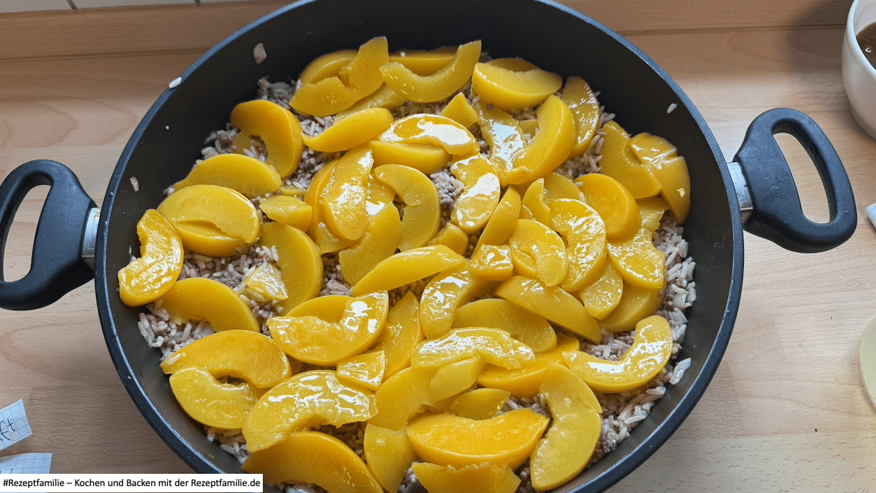 Süßer Hack-Reisauflauf mit Pfirsichen vor dem Backvorgang - Rezeptfamilie