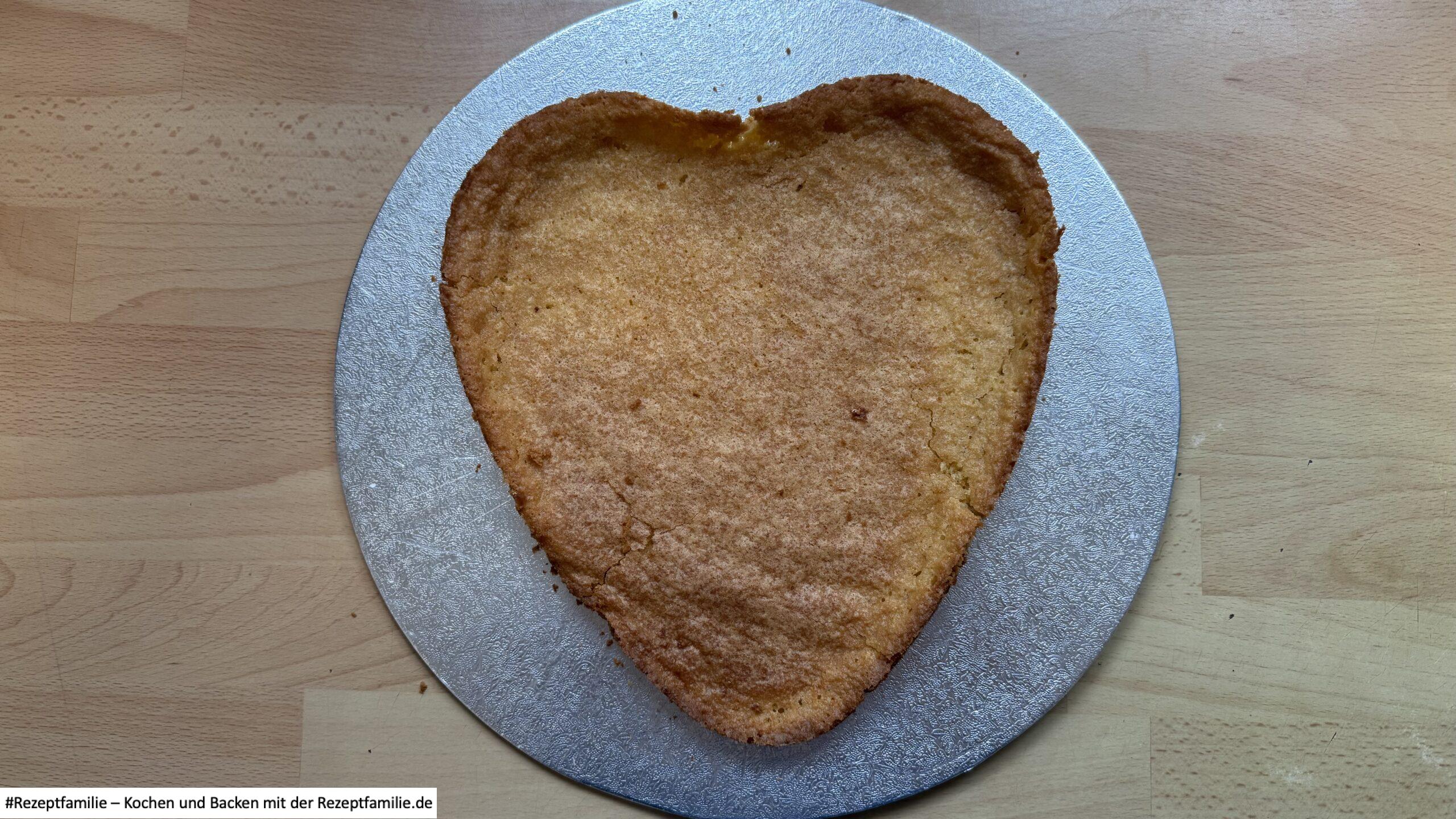 Tortenboden auf einer Platte - Kiwi-Torte - Backen mit der Rezeptfamilie