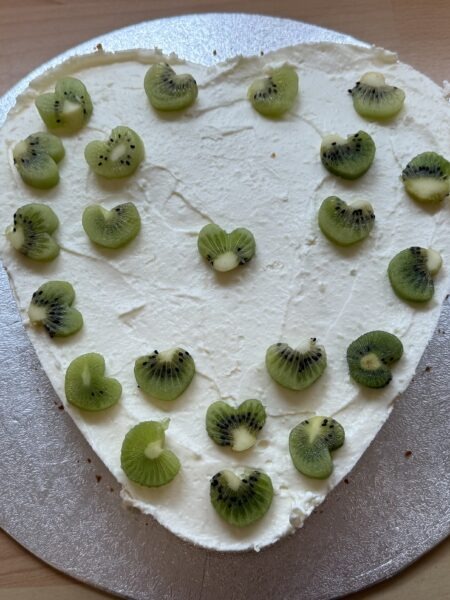 fertige und dekorierte Torte - Kiwi-Torte - Backen mit der Rezeptfamilie