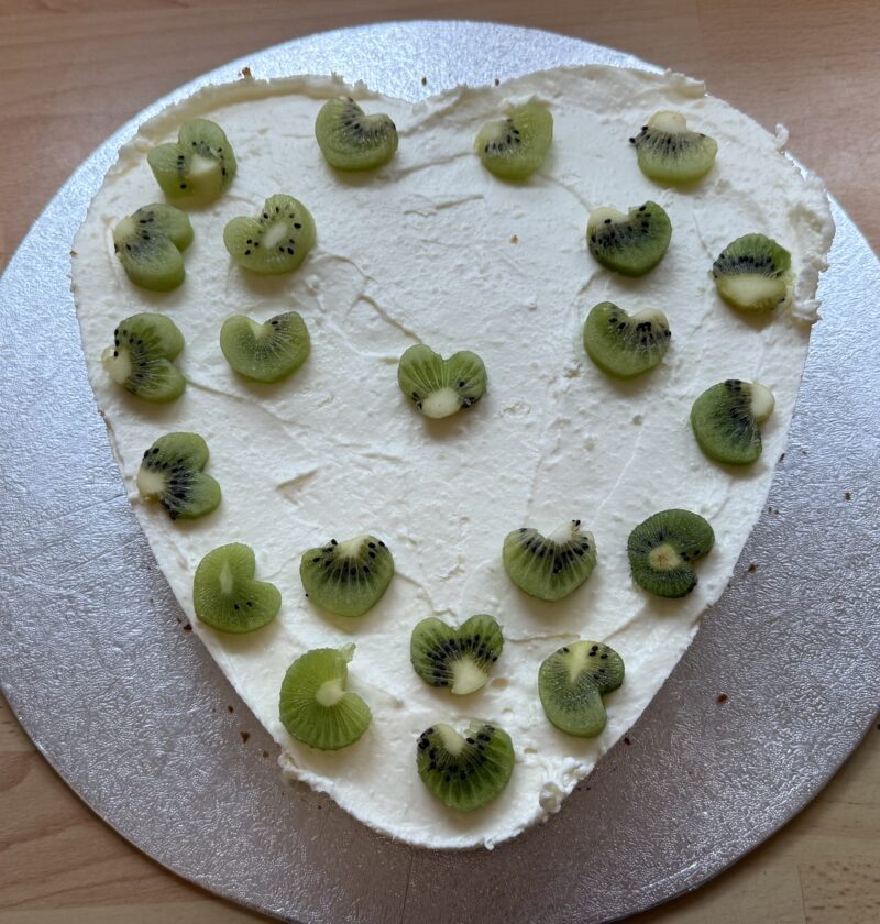 fertige und dekorierte Torte - Kiwi-Torte - Backen mit der Rezeptfamilie