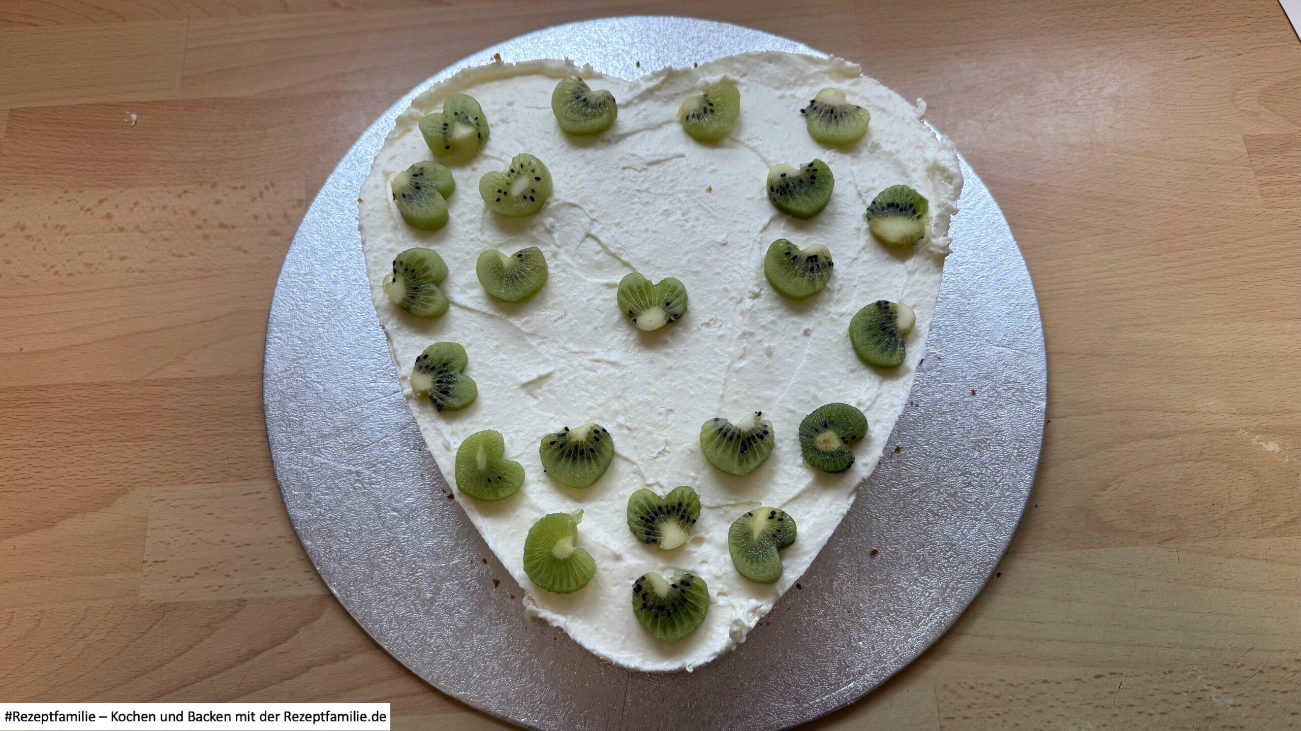 fertige und dekorierte Torte - Kiwi-Torte - Backen mit der Rezeptfamilie