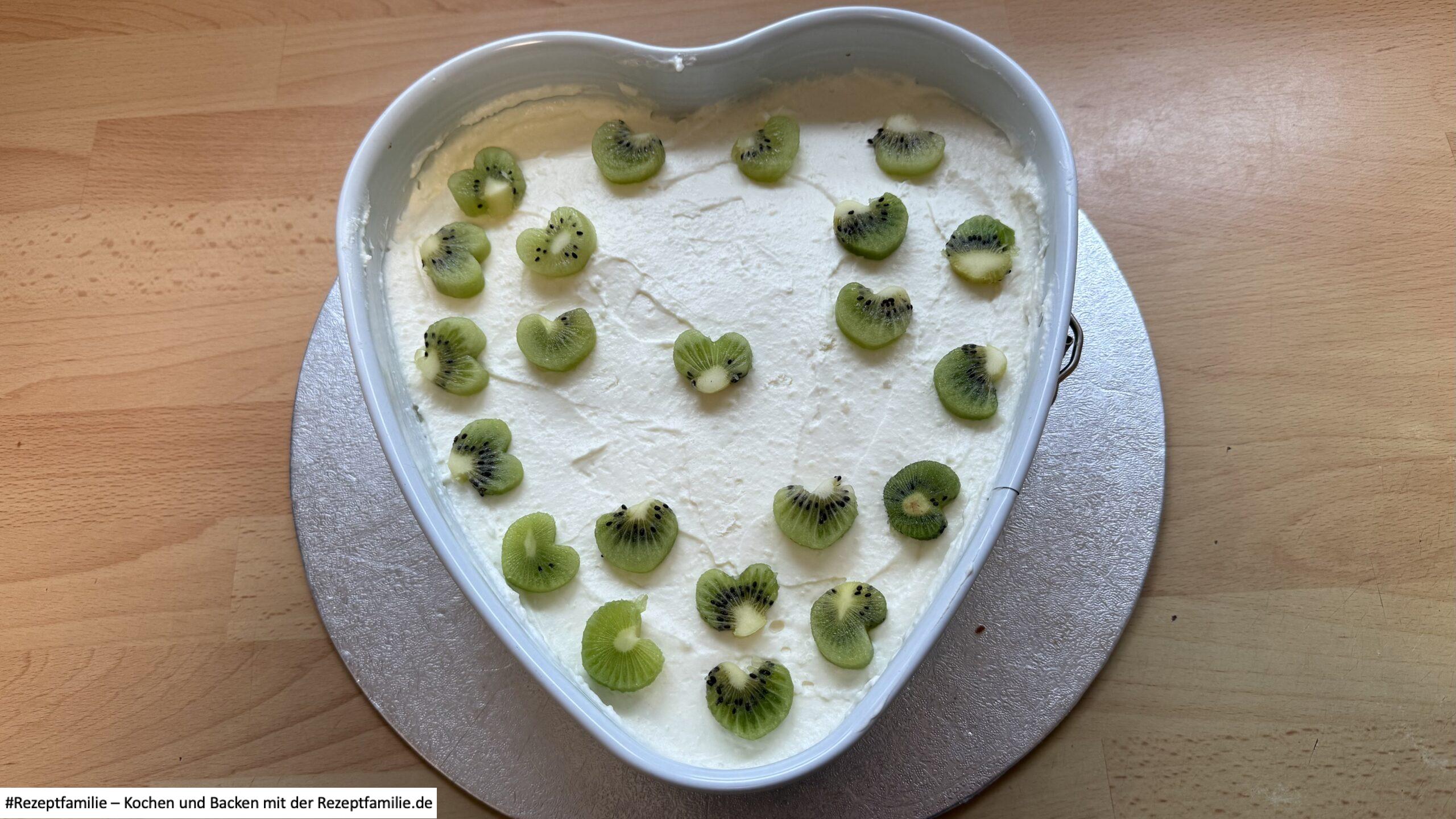 mit Kiwis dekoriert - Kiwi-Torte - Backen mit der Rezeptfamilie