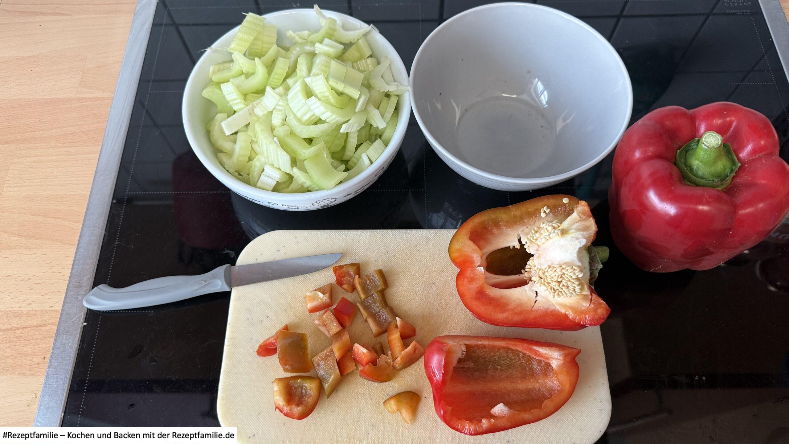 Paprika klein schneiden - Kohlsuppe für 8 Personen - Rezeptfamilie