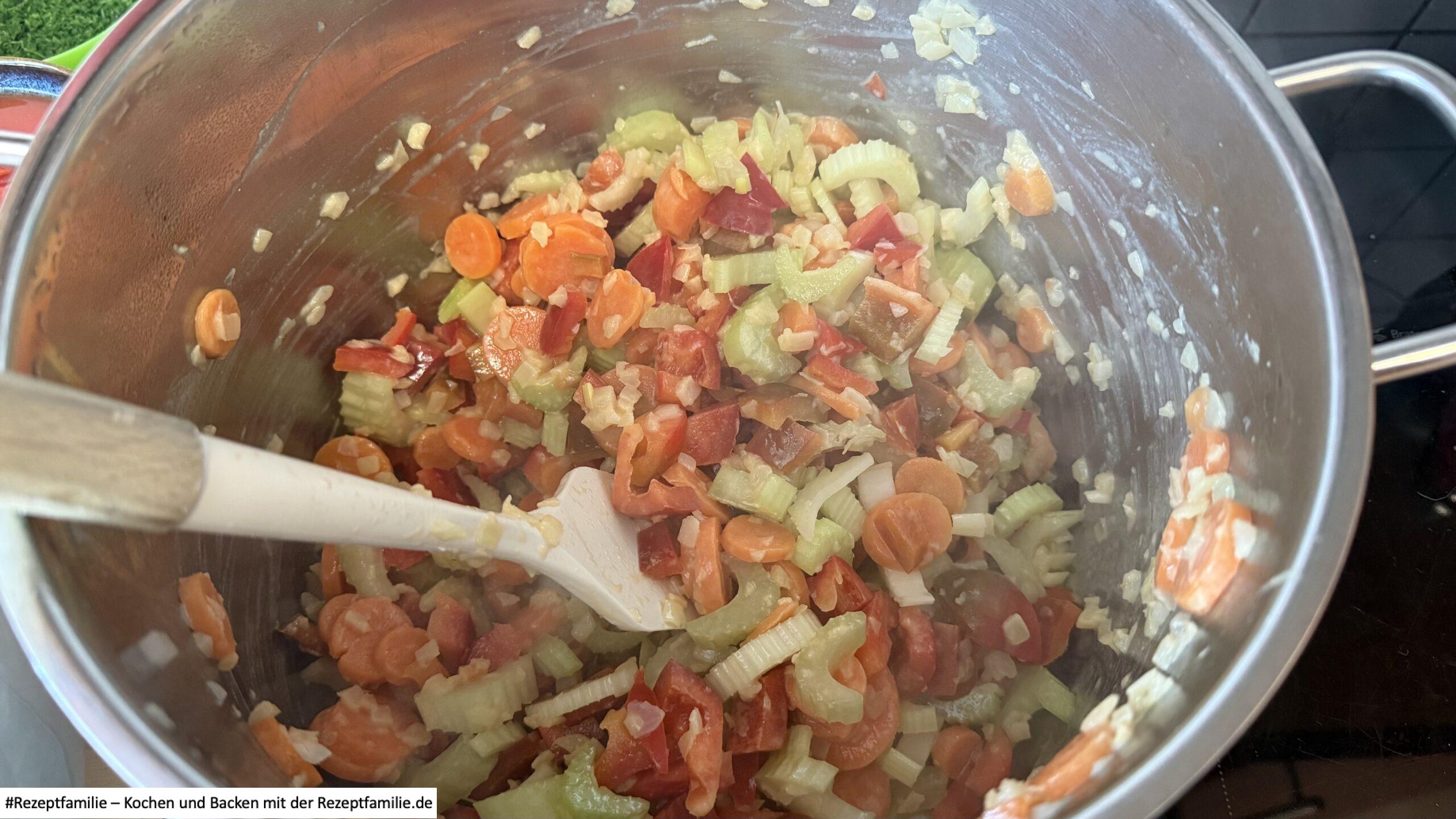 alles anschwitzen - Kohlsuppe für 8 Personen - Rezeptfamilie