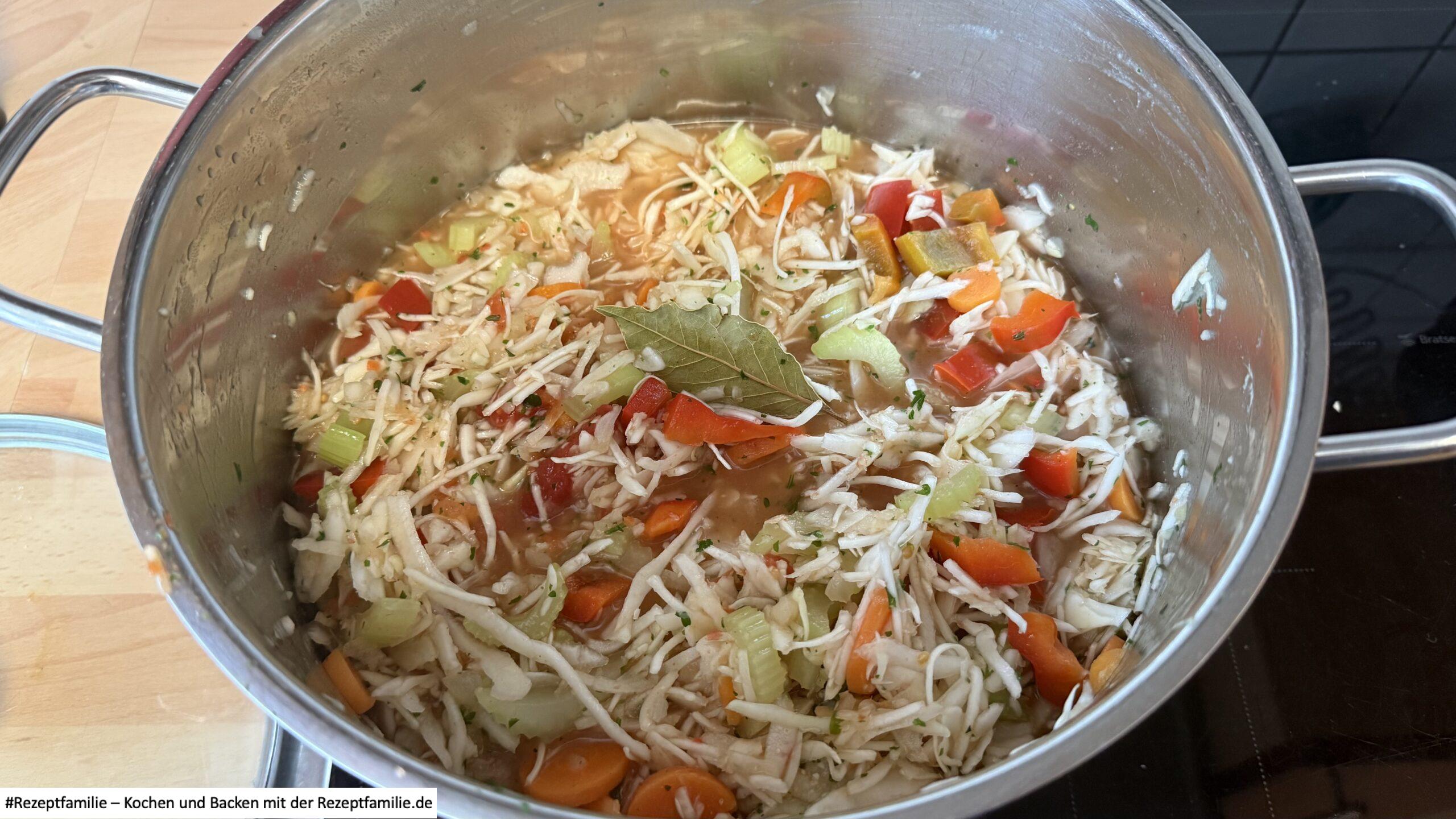 vor dem Kochen - Kohlsuppe für 8 Personen - Rezeptfamilie