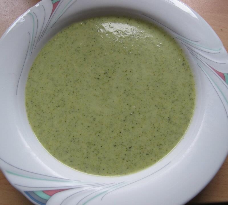 Brokkoli-Käse-Suppe im Teller angerichtet